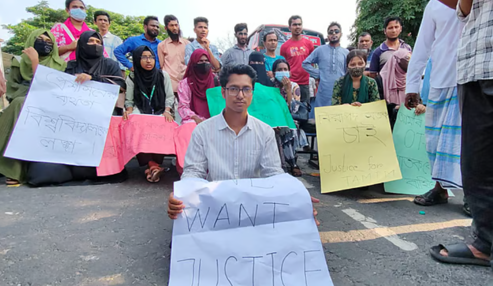 সড়ক দুর্ঘটনায় শিক্ষার্থী আহত, প্রতিবাদে মহাসড়ক অবরোধ