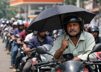 সংসারের হিসাব এলোমেলো, তেলের দাম বাড়ায় নতুন সংকট
