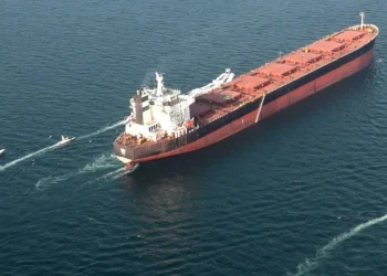 হরমুজে ইরানের কড়া অবস্থান: ফি দিয়েও জাহাজ চলাচল বন্ধ, নিষেধাজ্ঞা ভাঙলে হামলার হুঁশিয়ারি